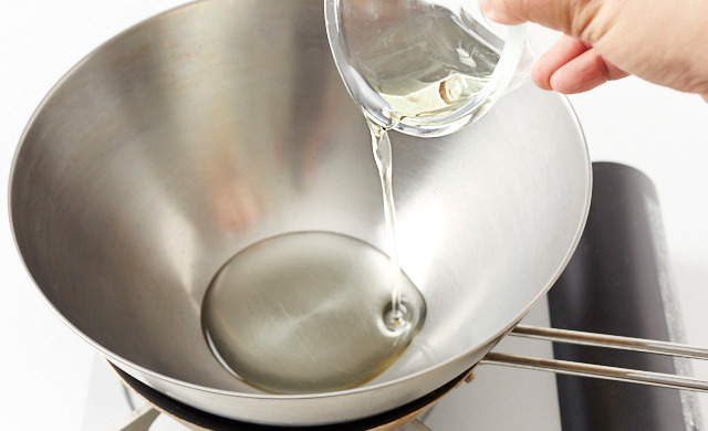 植物油を湯煎している写真