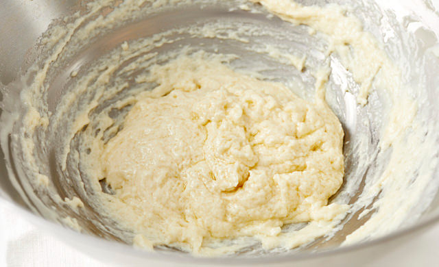 植物油に小麦粉を入れて混ぜた写真