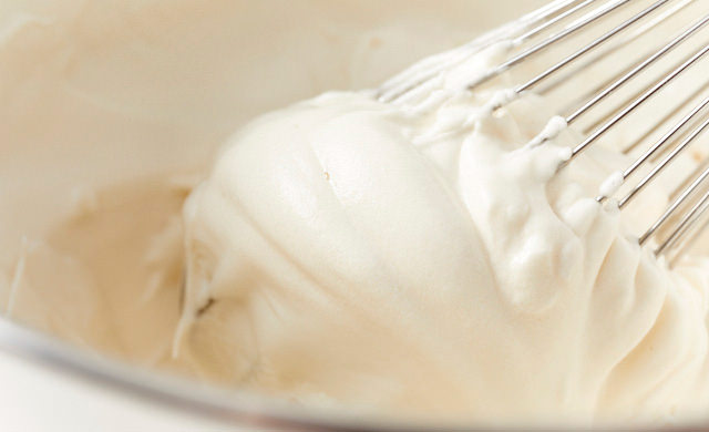 メレンゲを泡立てる写真
