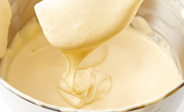メレンゲを加えて混ぜた写真