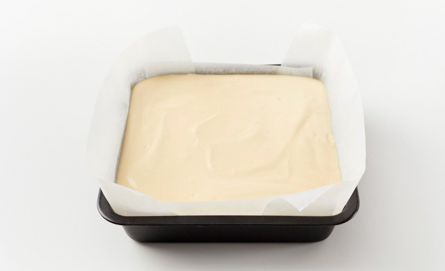 18㎝の角型にオーブンペーパーを敷いて生地を入れた写真