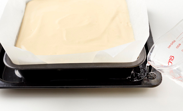 オーブンの天板に角型をのせ、水を入れる写真