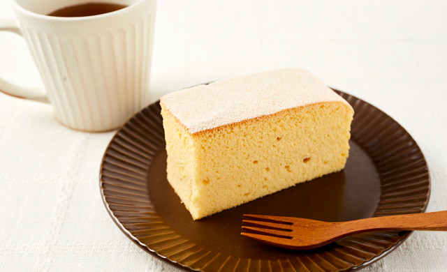 10等分に切って、きび砂糖をかけた台湾カステラの写真