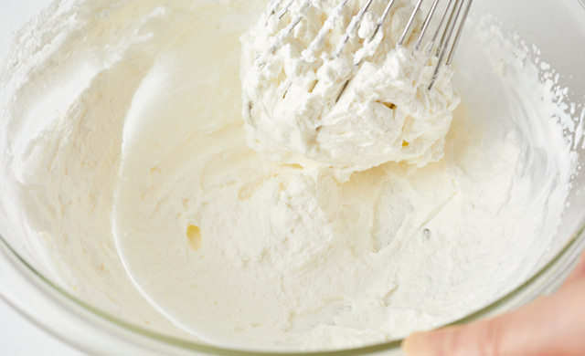 生クリームを泡立てている写真