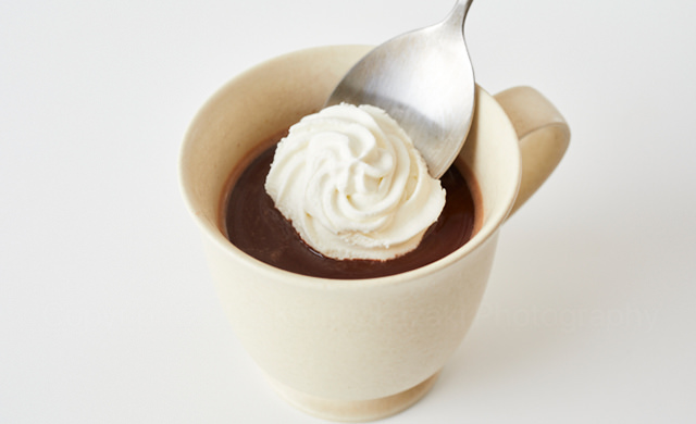 冷凍生クリームをココアにのせている写真