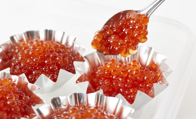 アルミカップにいくらを入れている写真