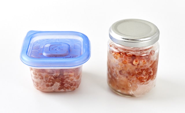 いくらを保存容器と瓶に入れ冷凍した写真