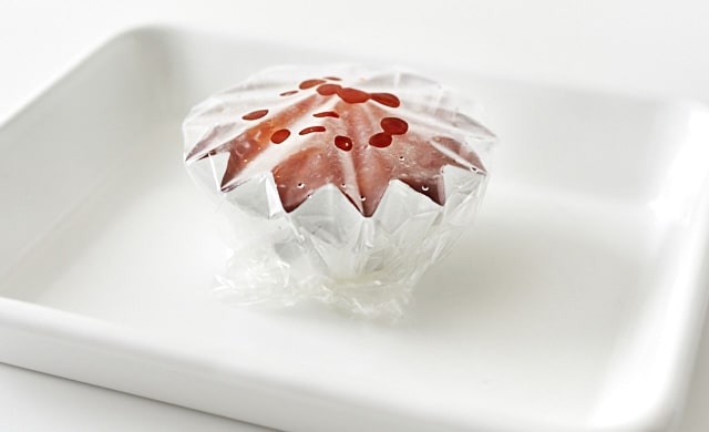 冷凍いくらにラップをかけた写真