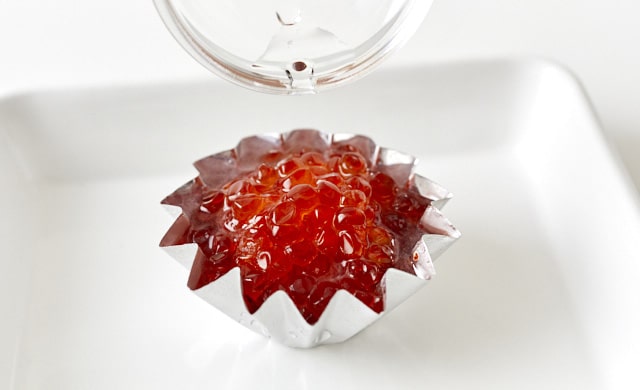 凍ったイクラに清酒をかけている写真