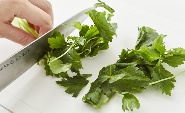 三つ葉をざく切りにしている写真