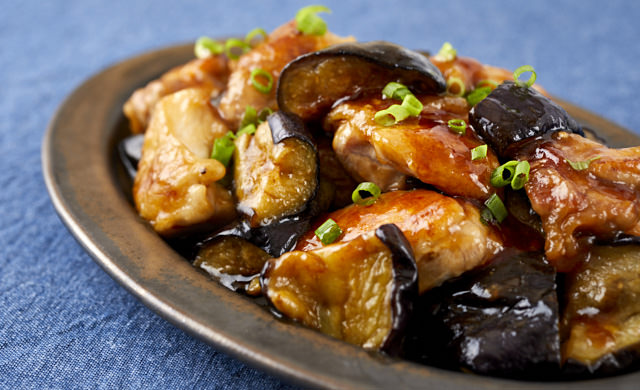 鶏肉と揚げなすの黒酢炒めの写真