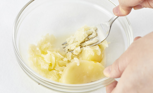 じゃがいもを潰している写真