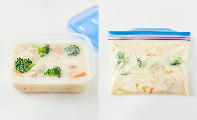 シチューを保存容器と冷凍用保存袋に入れている写真