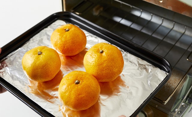 生のみかんを天板に乗せた写真