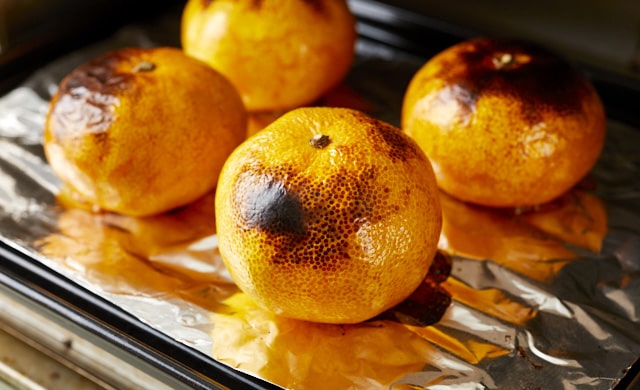 焼き目がついたみかんの写真