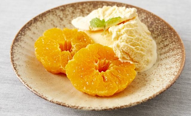 焼きみかんとアイスを並べている写真