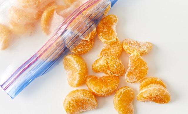 冷凍みかんを保存袋から少し出している写真