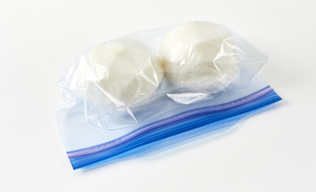 丸ごとのかぶを冷凍用保存袋に入れた写真