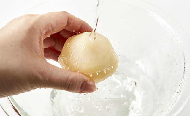 凍ったかぶを流水解凍している写真