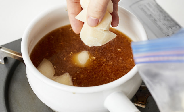 冷凍したかぶを味噌汁に加えている写真