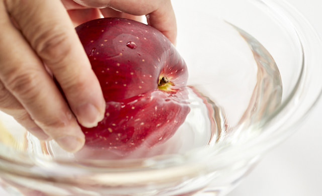 りんごを洗う写真