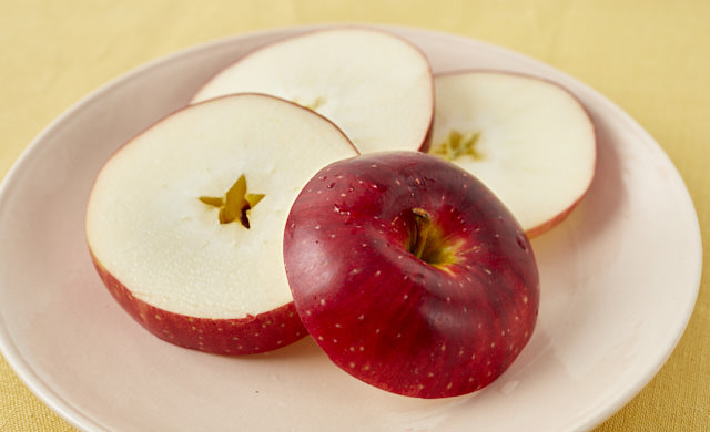 りんごの輪切り 甘みを逃さない 野菜ソムリエ推奨の食べ方テク ほほえみごはん 冷凍で食を豊かに ニチレイフーズ