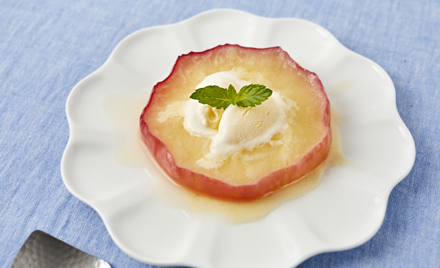 パターをのせてレンチンしたりんごの輪切りの写真