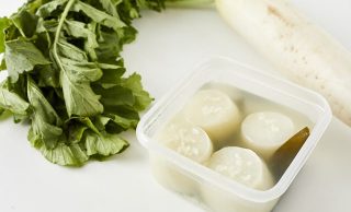 生の大根と下ゆでした大根を並べた写真