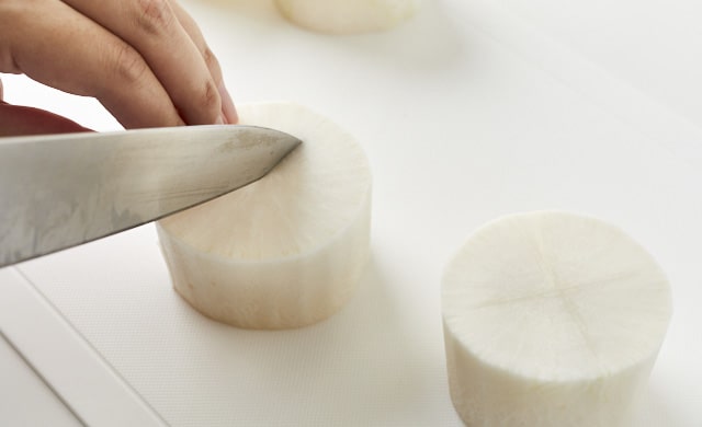 隠し包丁を入れている写真