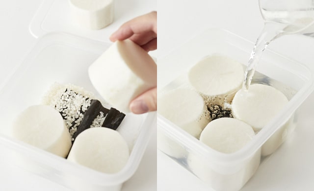 （左）大根を耐熱容器に入れている（右）耐熱容器に水を注いでいる写真