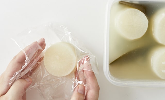 下ゆでした大根にラップをしている写真