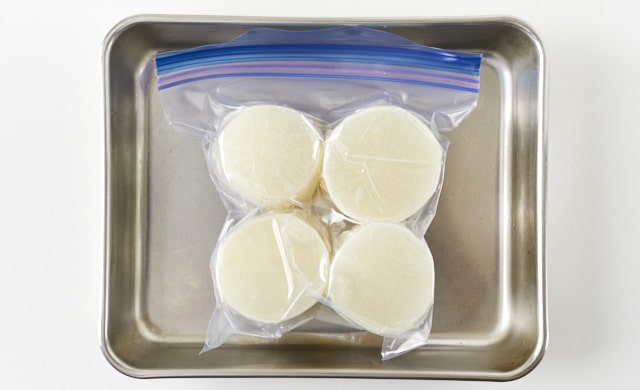 冷凍用保存袋に入れて金属製のバットに置いた写真