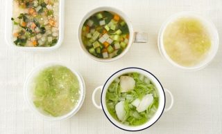 手前右から白菜とタラの中華スープ、冷凍白菜とタラの中華スープ、冷凍野菜コンソメスープ、野菜コンソメスープ、冷凍キャベツの鶏だしうどんスープの集合写真