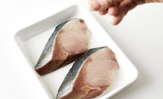 ぶりに塩をふっている写真