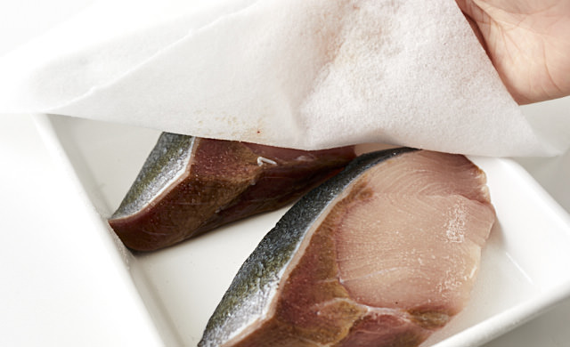 ぶりの水気を拭いている写真