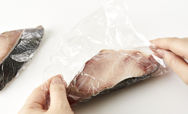 ぶりをラップで包んでいる写真