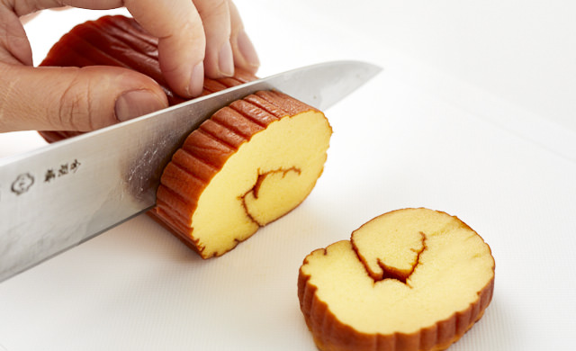 伊達巻を切っている写真