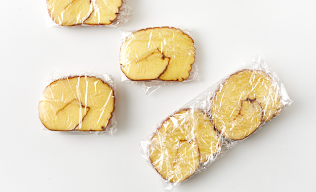 伊達巻をラップで包んでいる写真