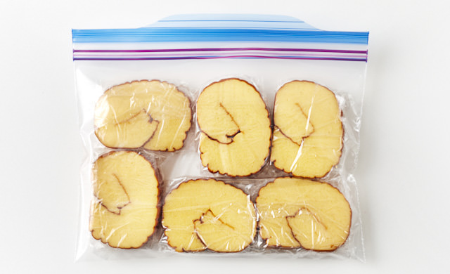 冷凍用保存袋に入れた伊達巻の写真