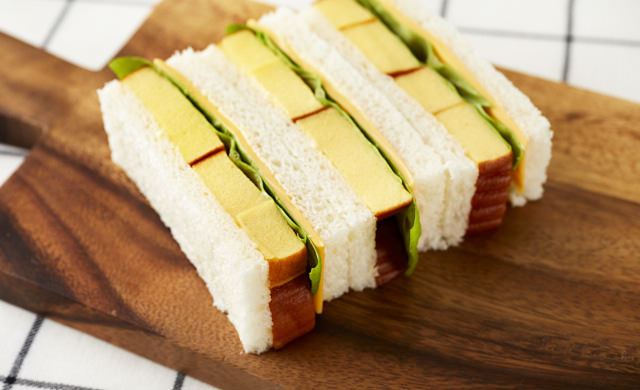 伊達巻のサンドイッチの写真