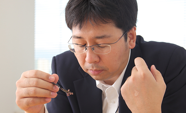 利きあんこをしている城戸さんの写真