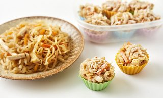 切り干し大根の煮物、おかずカップに入れて冷凍した切り干し大根の煮物、戻した状態で冷凍した切り干し大根を並べた写真