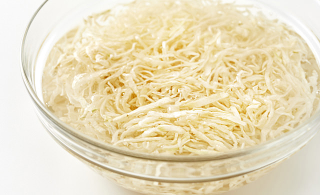 切り干し大根を水で戻している写真