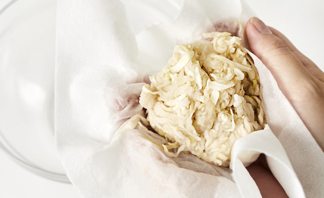 水で戻した切り干し大根を絞っている写真