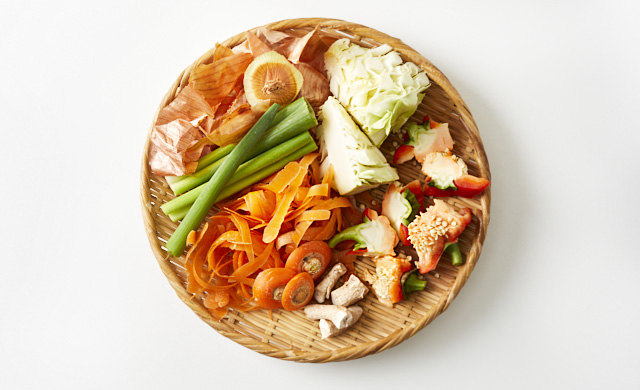 野菜くずをざるに並べた画像