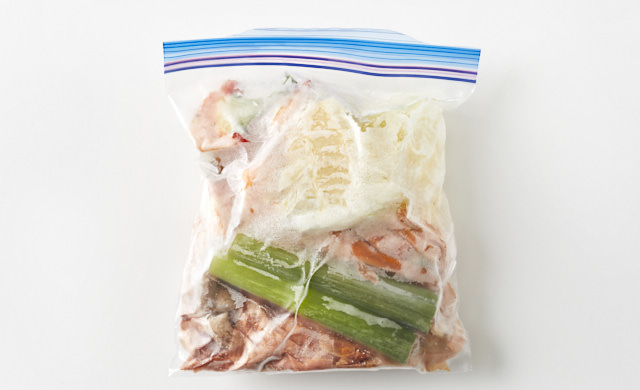 野菜くずを冷凍用保存袋に移した画像