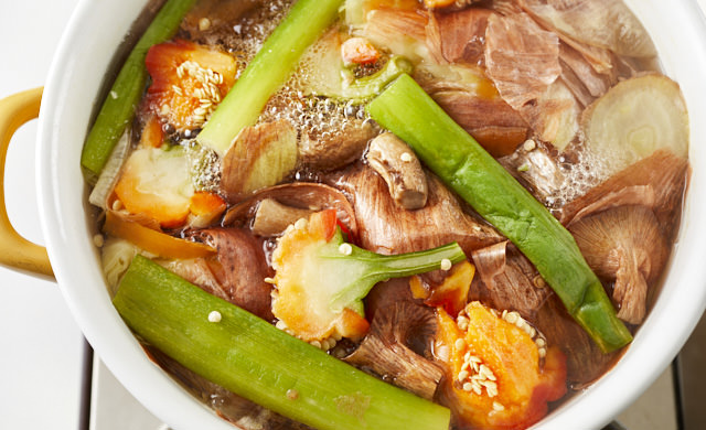 野菜くずを煮出している写真