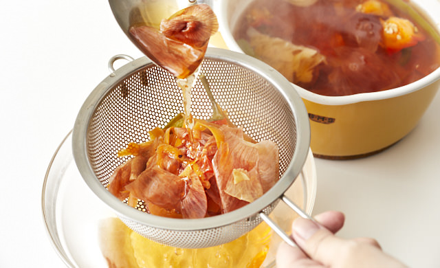 野菜くずをこしている写真