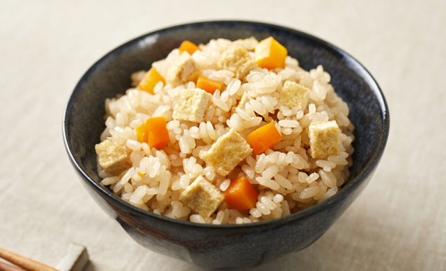 にんじんと油揚げの炊き込みごはんの完成写真