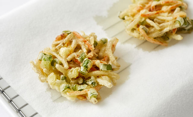 キッチンペーパーに油を吸わせている写真